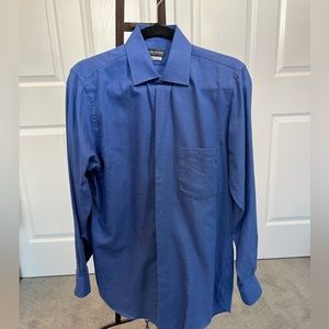 Beautiful Van Heusen Men’s long sleeve button down shirt in perfect condition